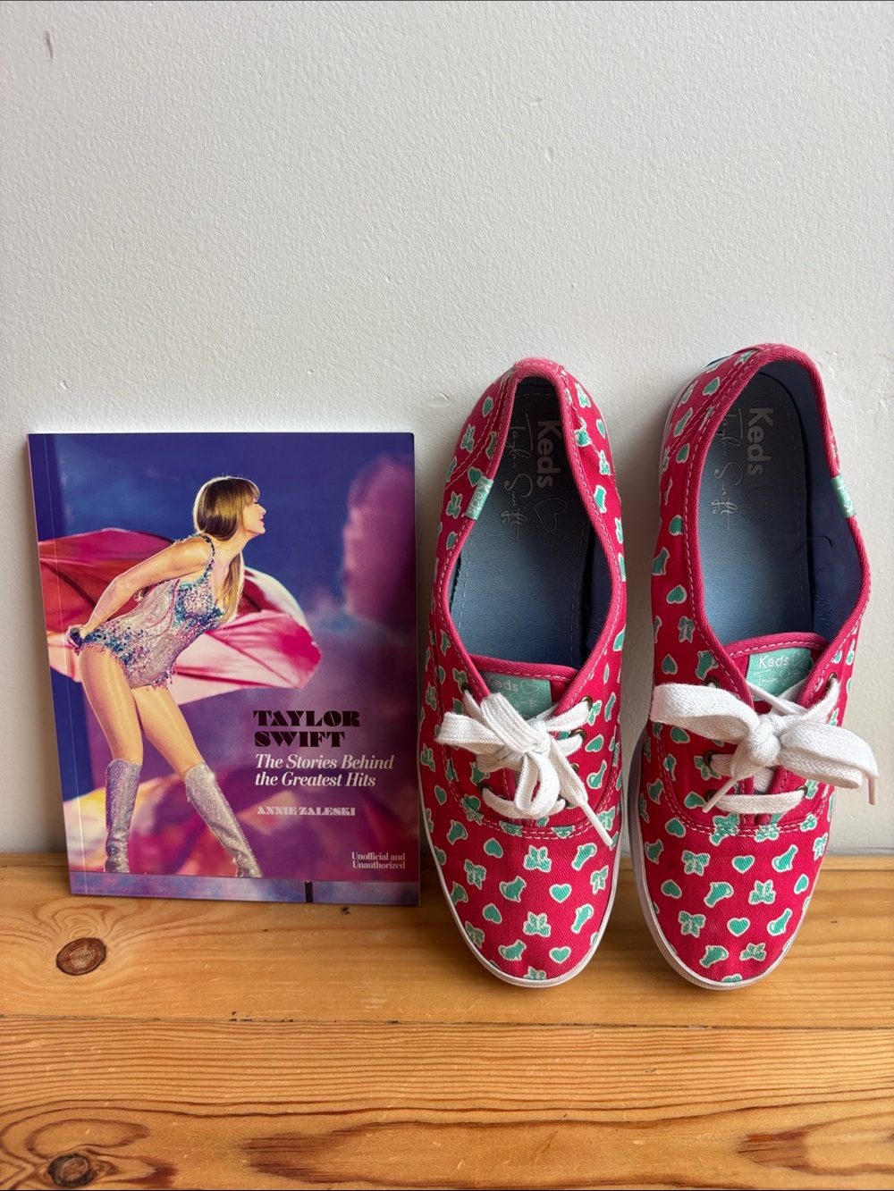 Keds Taylor Swift Cats & Bows Sneakers Sz 8 -bonus book!!! 🎁